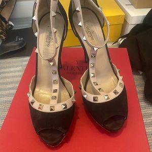 Valentino Rockstud t sandals